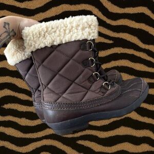 UGG Newberry 3224 Quilted Snow Boots – 9